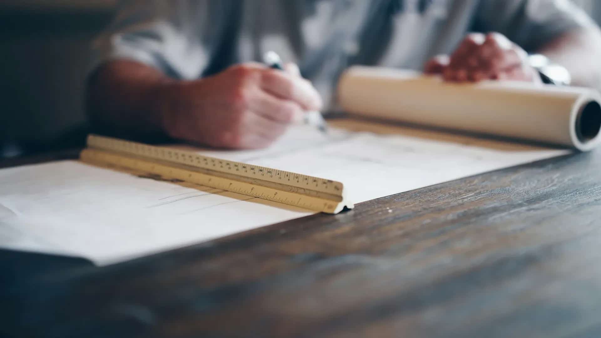 Робота з кресленням і лінійкою за столом